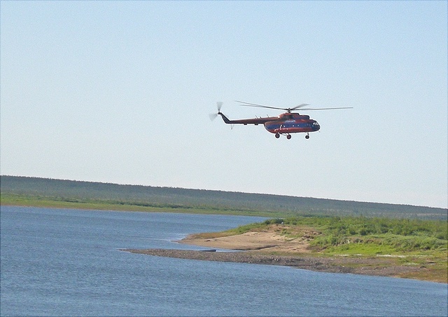 Hubschrauber fliegt kleine Insel an
