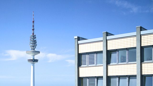 Ausschnitt Philturm aus der Luft, links seitlich Spitze vom Fernsehturm