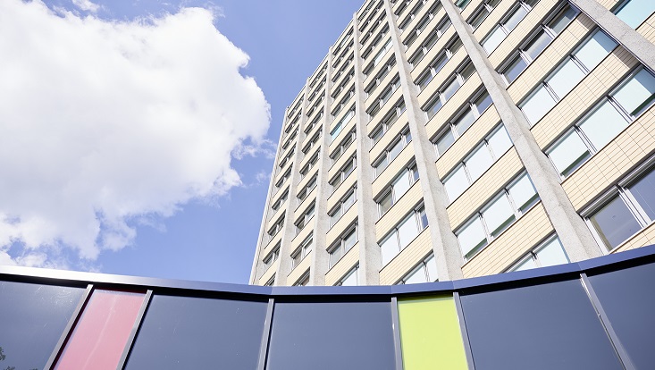 Gebäude von-Melle-Park 6 von unten nach oben fotografiert, im Vordergrund ist die wellenförmige Dachkante der Mensa zu sehen