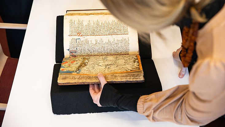 aufgeschlagenes Buch auf einem Schreibtisch