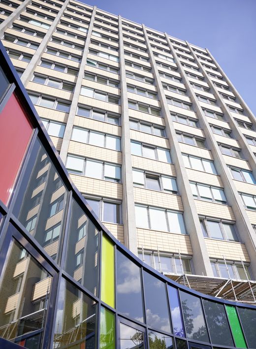 Philturm und Teil des Mensa-Dachs