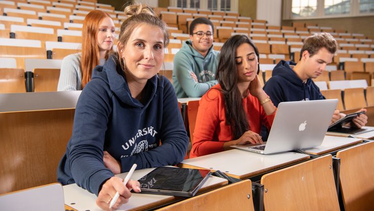 mehrere Studierende im Hörsaal