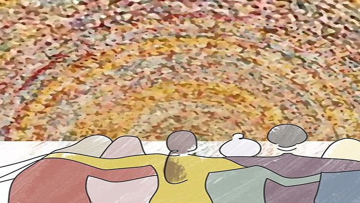 Vielfältige Frauen umarmen sich vor einem Mosaik