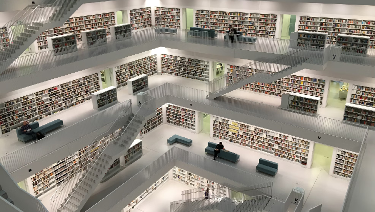 Ansicht einer weiß eingerichteten Bibliothek